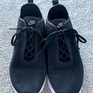 NIKE black tennis shoes, size 8